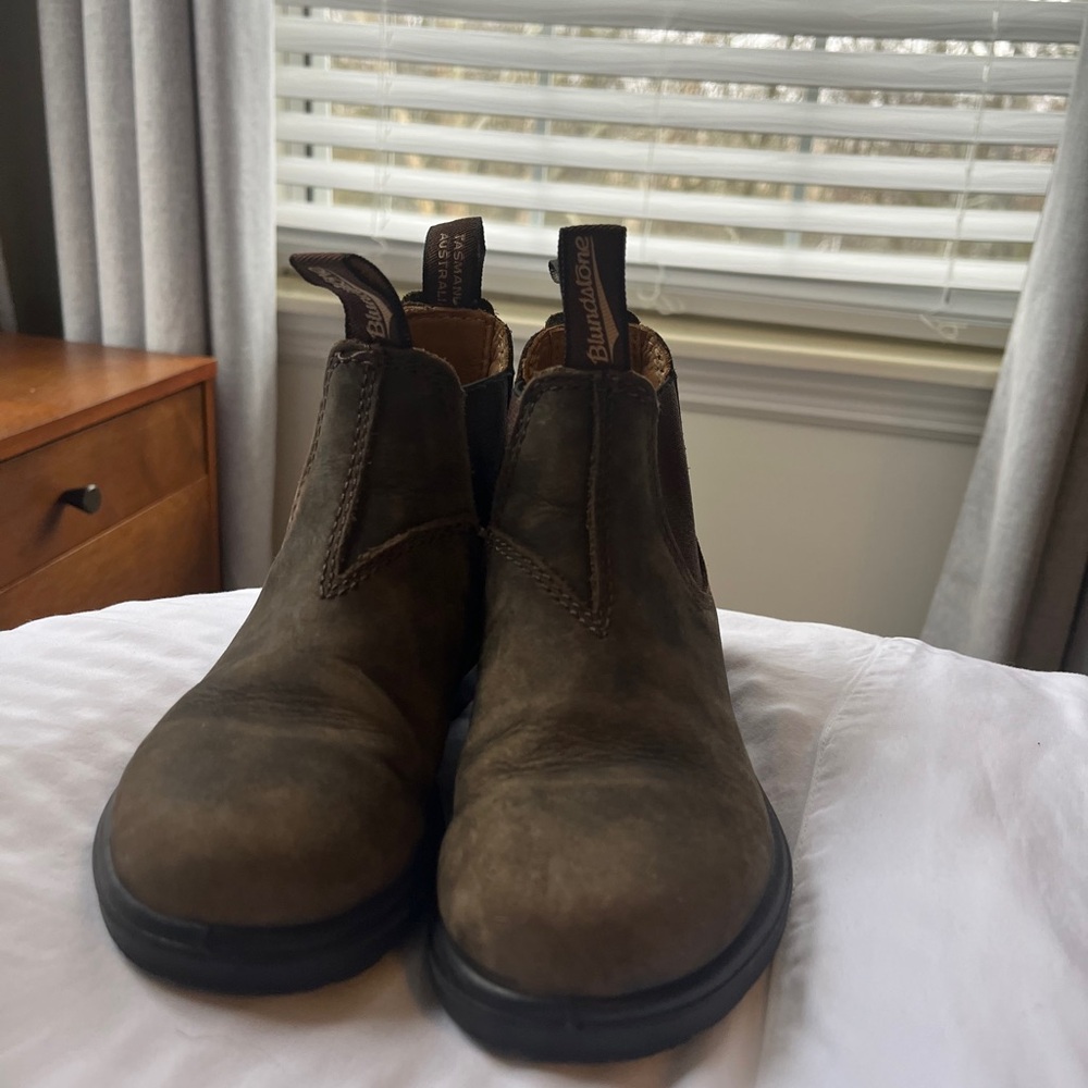 Blundstone Brown Boots Chelsea Style Slip-On with Rounded Toe